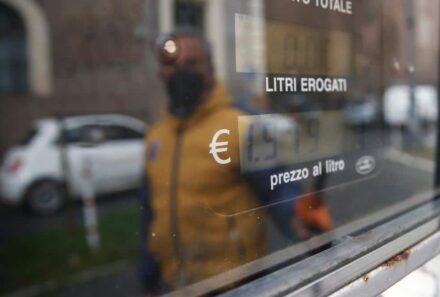 Caro carburanti, arriva uno “sconto” di 25 centesimi al litro