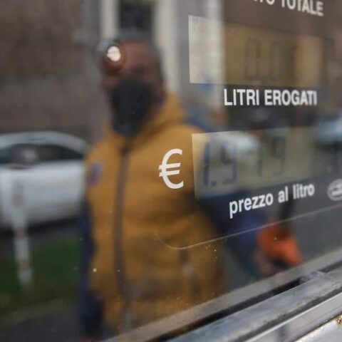 Caro carburanti, arriva uno “sconto” di 25 centesimi al litro