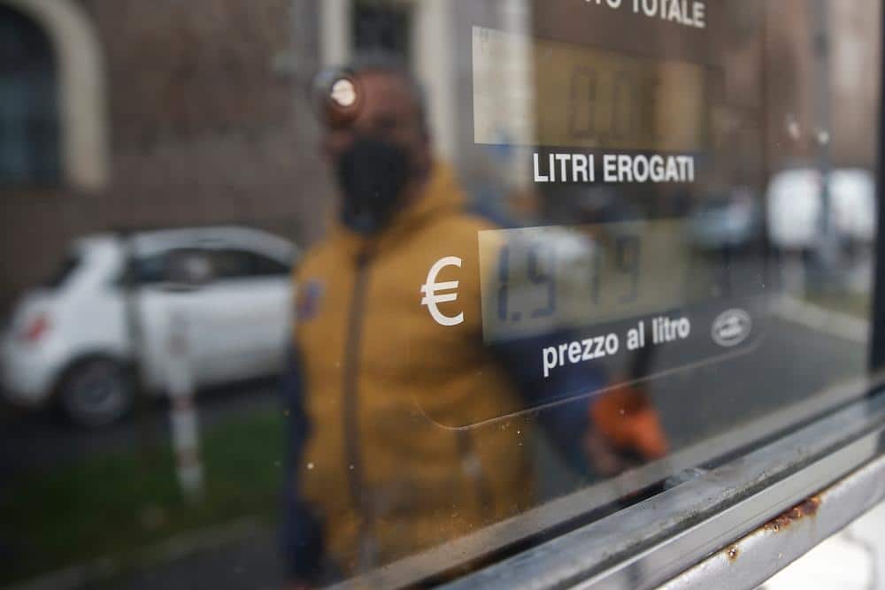 Caro carburanti, arriva uno “sconto” di 25 centesimi al litro